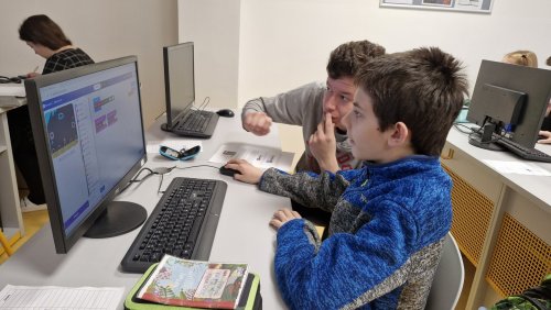 Studenti učili programovat žáky základní školy